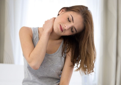 Почему болит шея, плечи и голова после сна: топ 5 причин